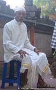 Балийский (индуистский) священнослужитель в храме после службы!