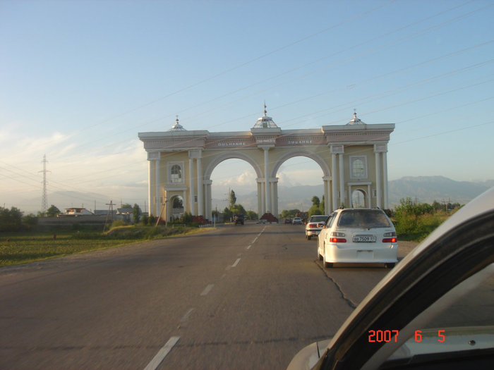 И вот ворота в Душанбе. Душанбе, Таджикистан