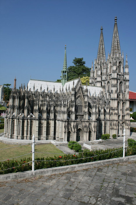 уменьшенная копия Кельнского собора Паттайя, Таиланд