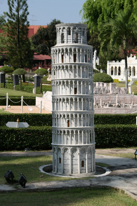 уменьшенная копия Пизанской башни Паттайя, Таиланд