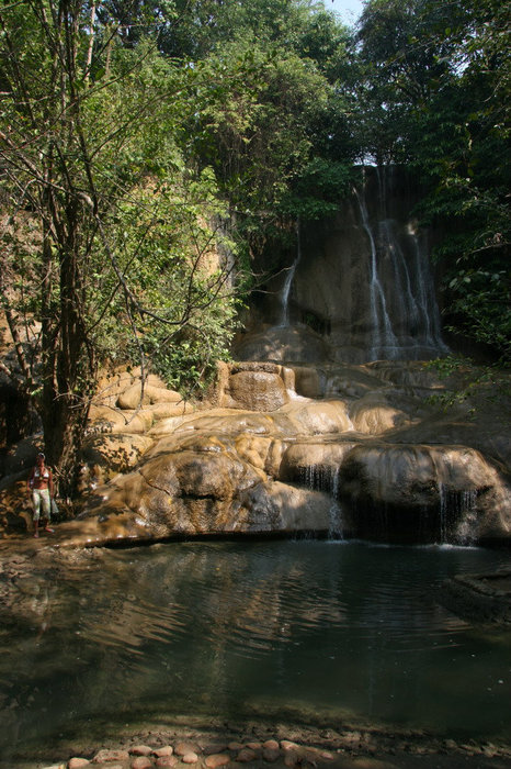 водопад в национальном парке Канчанабури Канчанабури, Таиланд