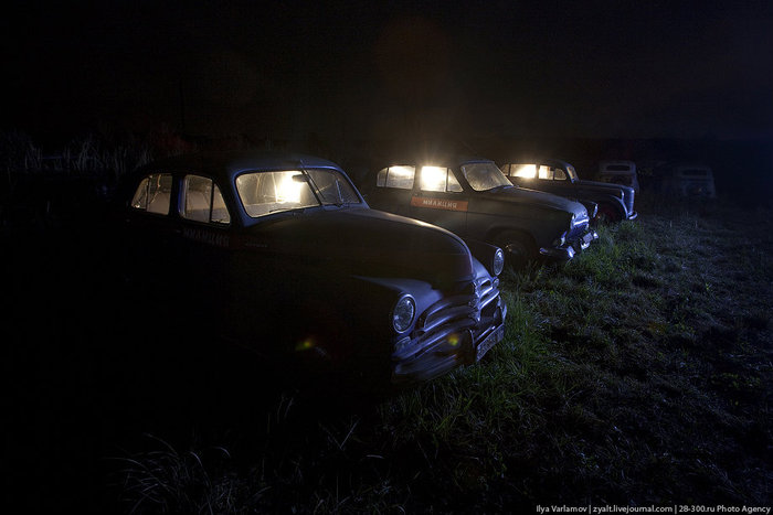 Музей ретро-автомобилей ночью Тульская область, Россия