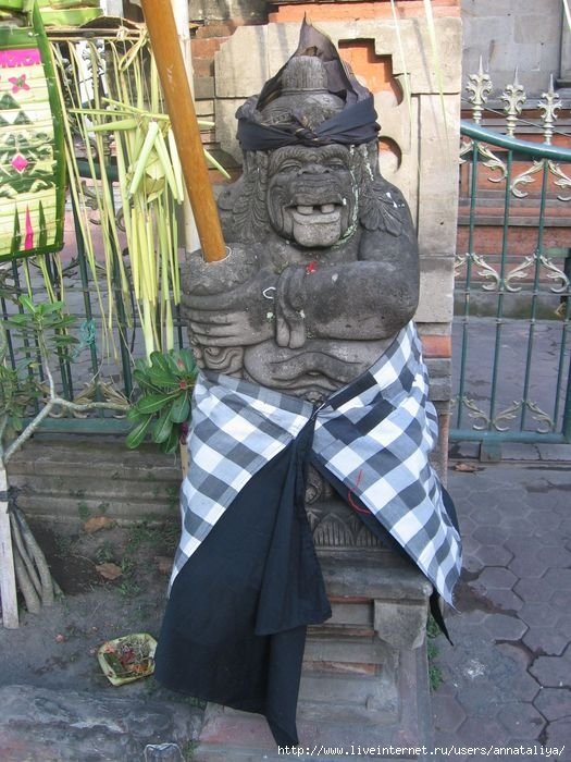 Каменные чудовища у входа в храм Бали, Индонезия