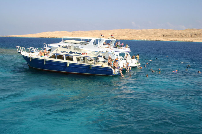туристы отправляются исследовать коралловый риф Макади-Бей, Египет