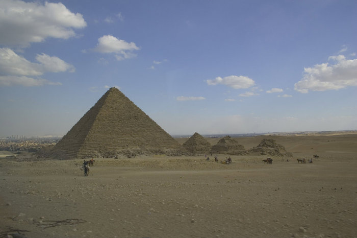 мужская пирамида и три женских Гиза, Египет