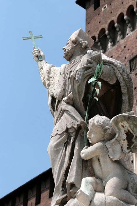скульптурная композиция перед замком Сфорца Милан, Италия