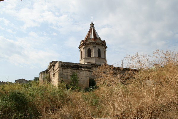 Развалины армянского храма на пустыре Феодосия, Россия