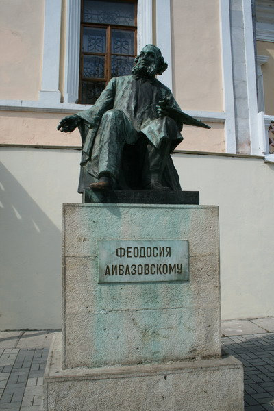 Памятник рядом с картинной галереей Феодосия, Россия