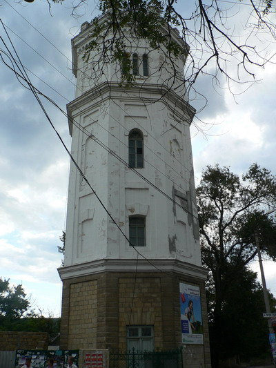 Еще одна старая башня в центре города Феодосия, Россия