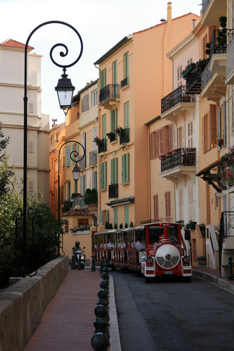 туристический паровозик на улицах Монако Монако