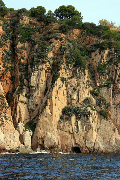 скалистый берег между Ллорет-де-Мар и Тосса-де-Мар Тосса-де-Мар, Испания