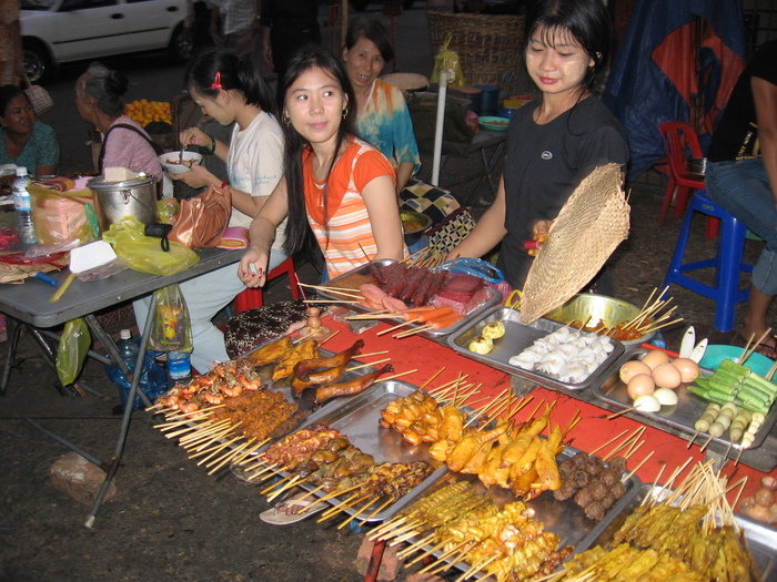А вечером там начинается жизнь. Глобальная уличная торговля даже в самом центре расцветает. Здесь торгуют всем, чем не поподя: фруктами, цветами, одеждой, посудой, батарейками, бытовой техникой, а главное — едой! Мьянма