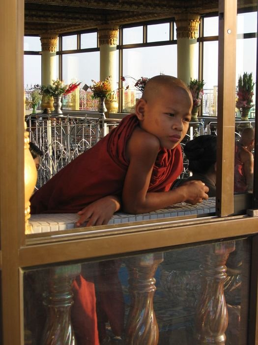 Место это супер священное, поэтому там много монахов и их учеников! Вот один из мальчиков. Мьянма