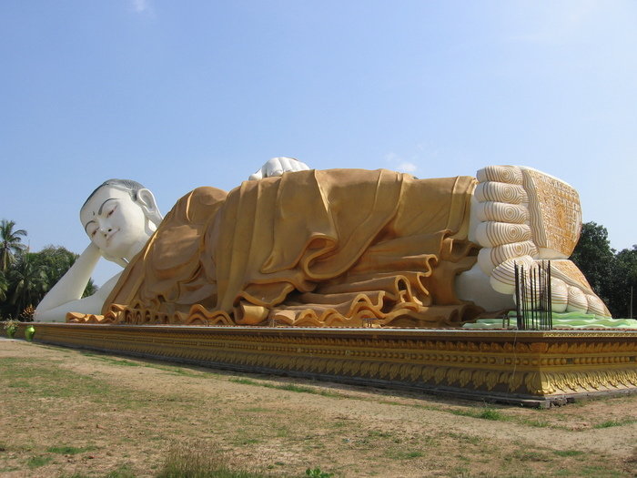 Баго у нас славится плодами буддистской гигантомании. Там находится самая высокая в мире ступа и самый большой в мире лежащий Будда. Вот он! Мьянма