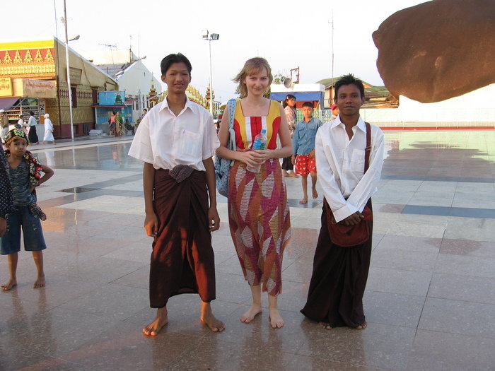Практически только 10 процентов мьянмарских мужчин носят штаны. Все остальные поголовно ходят в юбках, которые называются лонжи. Сей наряд очень широк и завязывается на пузе каждого обладателя большим узлом. Мьянма