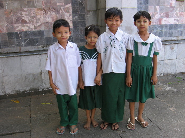 А вот и детки. Зеленое — это их школьная форма. Мальчики помладше носят штанишки, а старшие, как и полагается мужчинам — юбки-лонжи. :) Мьянма
