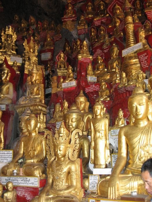 Из Кало я поехала на озеро Инле, в поселок Ньяуншуэ. А по пути заехала в Пиндайю, где находится пещера с собранными со всего мира изображениями Будды. Мьянма
