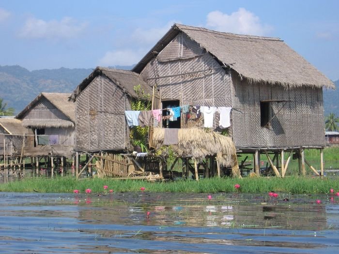 На Инле тоже живет особый народ. Называется он инты. А живет он на воде в хижинах на сваях. Мьянма