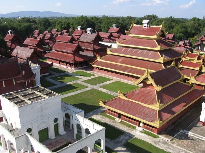 Главной достопримечательностью в Мандалае считается королевский дворец 19 века. Короли там аж до 20-х годов 20 века мирно правили. Мьянма