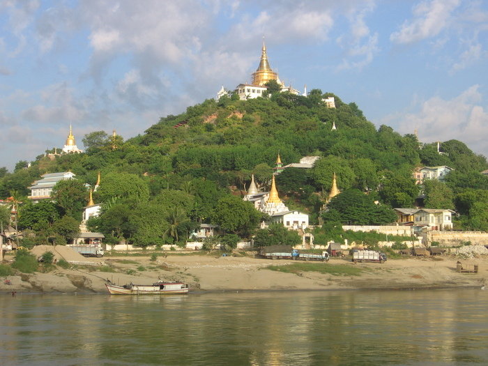 Еще из Мандалая я ездила во всякие другие интересные городки, например, в Инву и в Сигайн. Мьянма