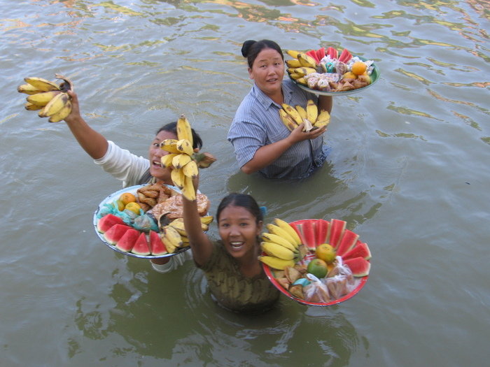 А дальше на теплоходе по Ирравади я уплыла в город Баган. У пристаней по пути нас встречали местные тетушки с тарелками фруктов в руках и на головах. Мьянма