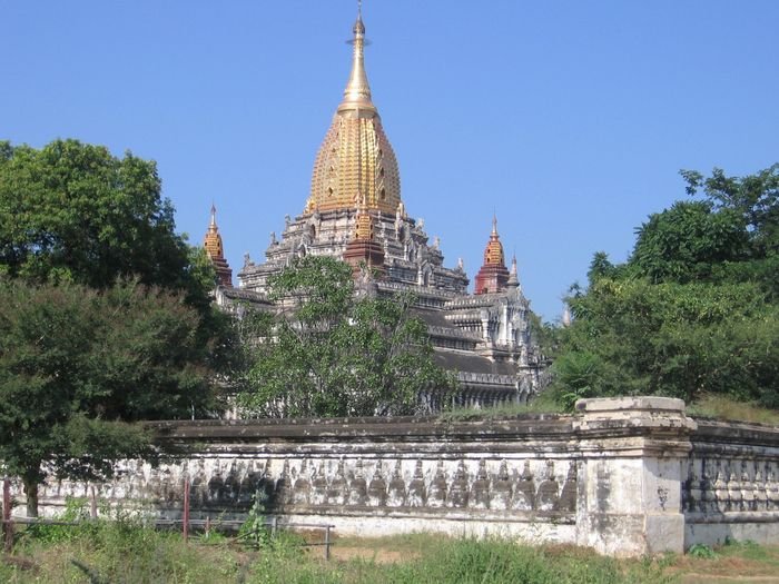 Баган — это самый древний в Мьянме город. В 11-15 веках тут была понастроена целая куча (больше 10 тысяч) всяких пагод, храмов и ступ. Потом очень много этого всего было разрушено и сегодня их осталось только 2000, да и те заброшены. Мьянма