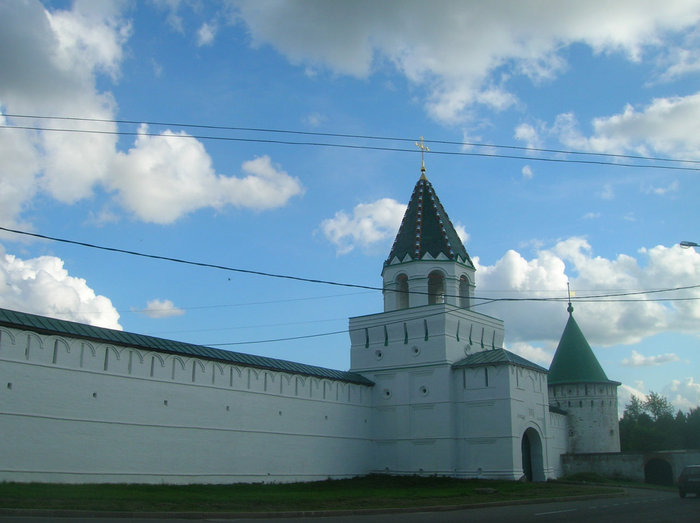 Фрагмент монастырской стены с воротами и угловой башней Кострома, Россия