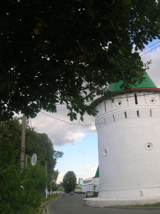 Вид на фронтальную стену монастыря от угловой башни Кострома, Россия