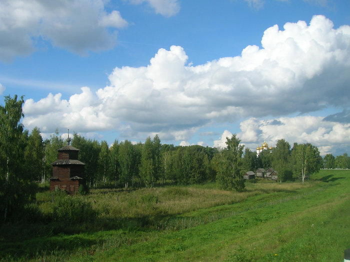 Вид на музей деревянного зодчества и монастырь Кострома, Россия