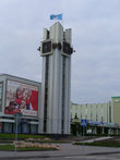 Башня с часами у здания брестского ЦУМа