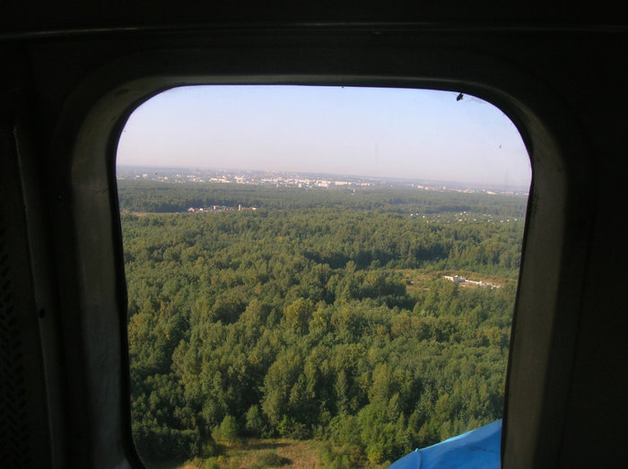 Летим. Внизу вдалеке — Кострома Кострома, Россия
