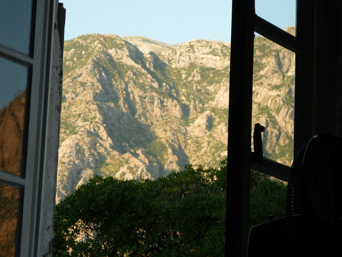 вид из окна комнаты Прчань, Черногория