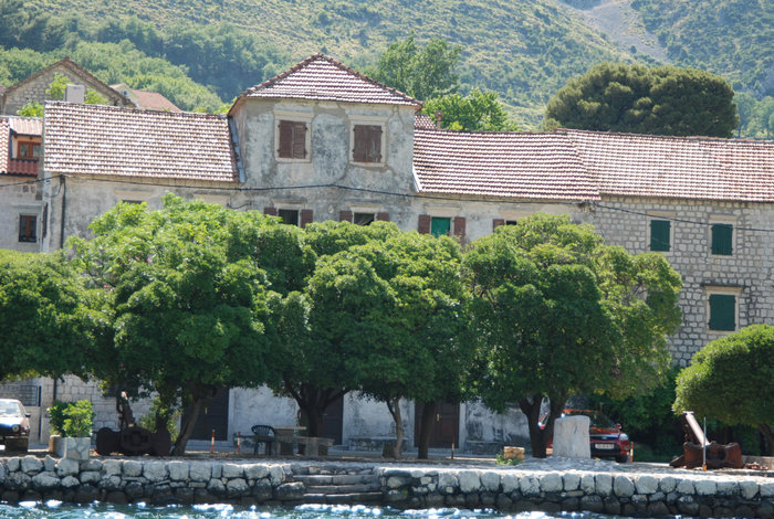 вид на дом с воды Прчань, Черногория