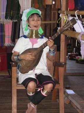Женщина народности падаунгов за испонением национальной песни Мьянма