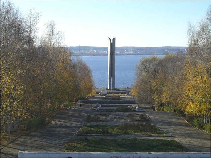 Монумент Дружбы народов или Лыжи Кулаковой