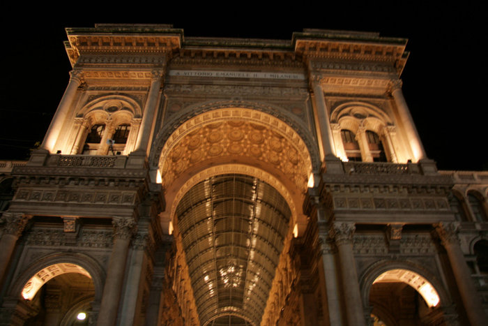 галерея Витторио Эммануэле II ночью Милан, Италия