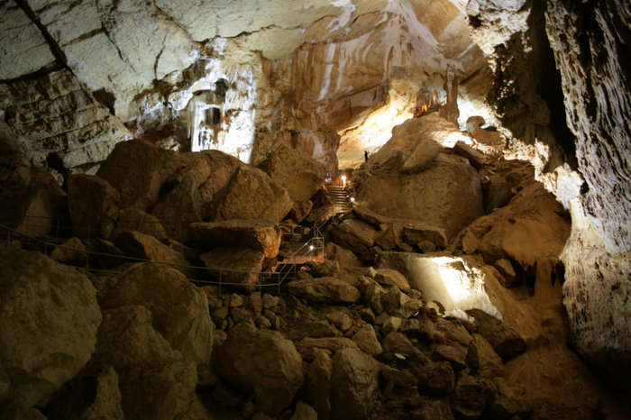 Один из крупнейших залов пещеры — зал перестройки (площадь 4 тыс кв. м., высота — 20 м.)