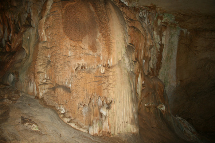 Пещера Мраморная встречает гостей Галереей сказок, в которую они попадают через 10-м тоннель