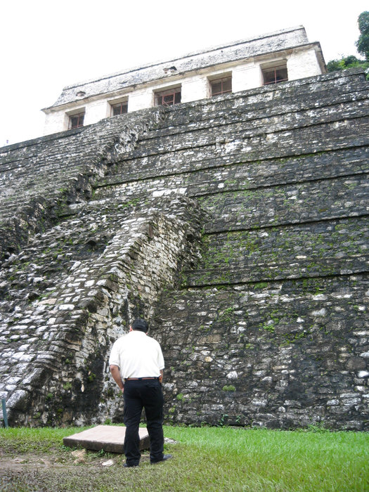 Вид снизу на Храм Надписей. Паленке, Мексика