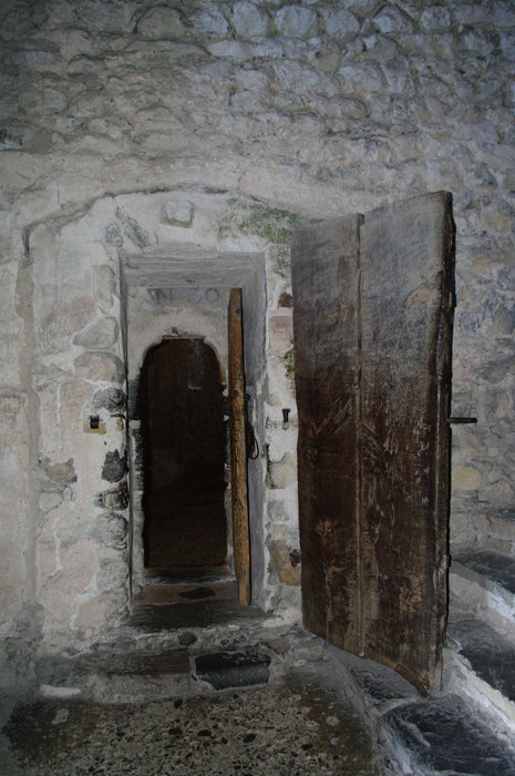 Шильонский замок - подземелье Бонивара Швейцария