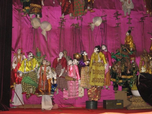 А в конце представления опускается занавес, на котором — все куклы-участники спектакля! Мандалай, Мьянма