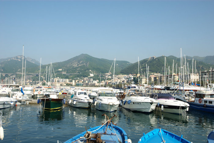 Город и порт на Тирренском море Салерно, Италия