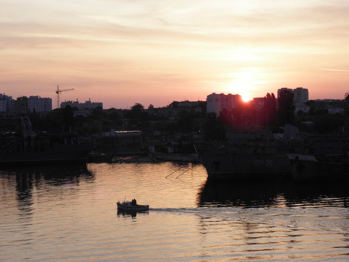 рассвет над бухтой Севастополь, Россия