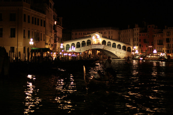 мост Риальто ночью Венеция, Италия
