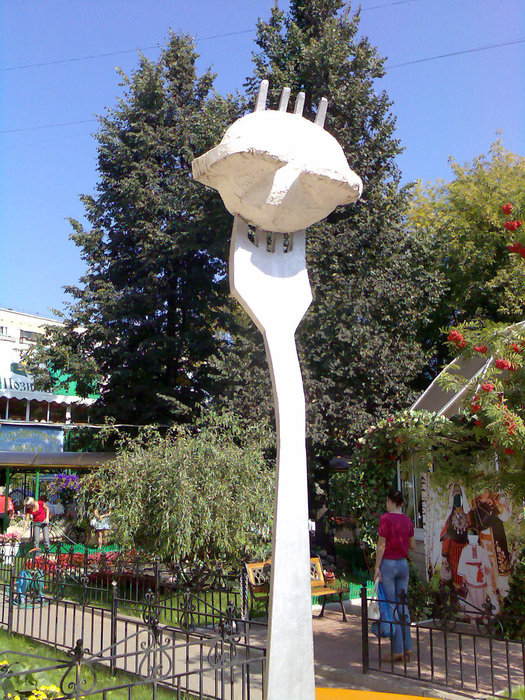 Памятник пельменю перед входом в кафе