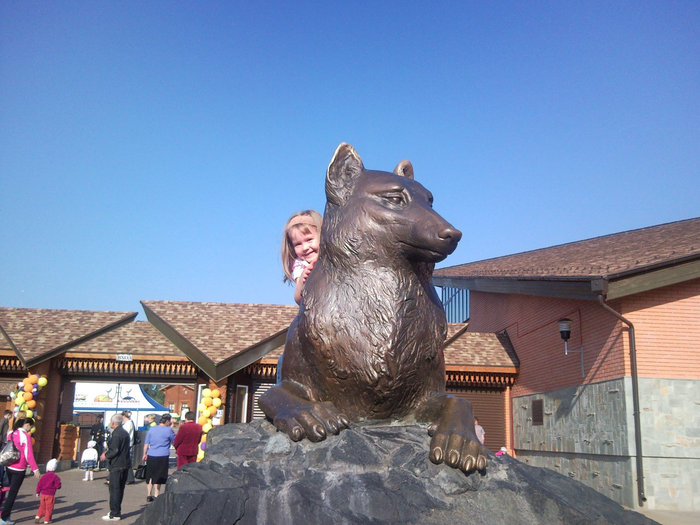 Символ Ижевского зоопарка. Дети обожают фотографироваться на нём верхом Ижевск, Россия