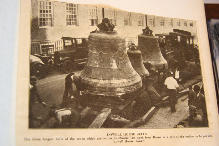 А это фотография фотографии колоколов, когда их привезли из РСФСР Бостон, CША