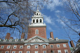 Та же колокольня Гарварда изнутри Университета.