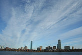 С одной стороны реки Бостон чем то напоминает Нью-Йорк. Только небоскребов, разумееца, гораздо меньше. )