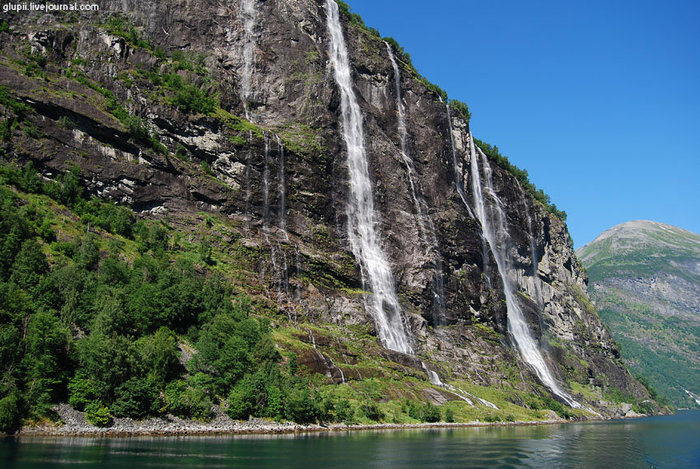 Водопадов в Норвегии великое множество и, если первые дни ты в восторге смотришь на каждый из них, то в дальнейшем глаз замыливается и всю эту красоту воспринимаешь как само собой разумеющееся. Гейрангер - Гейрангерфьорд, Норвегия